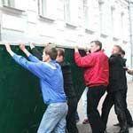 Строительство у "Театральной" прекратили, но охрана фирмы-застройщика все еще стережет забор