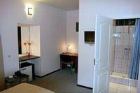 Чтобы не изнывать от жары и духоты, можно установить в доме кондиционер с ионизатором и увлажнителем воздуха