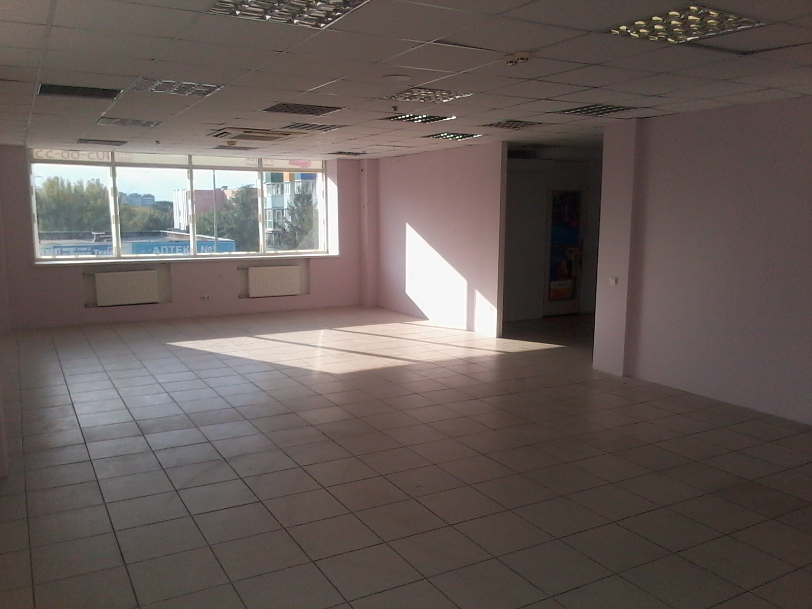 Оренда торговельного приміщення 200 м², Євгенія Коновальця бул., 2