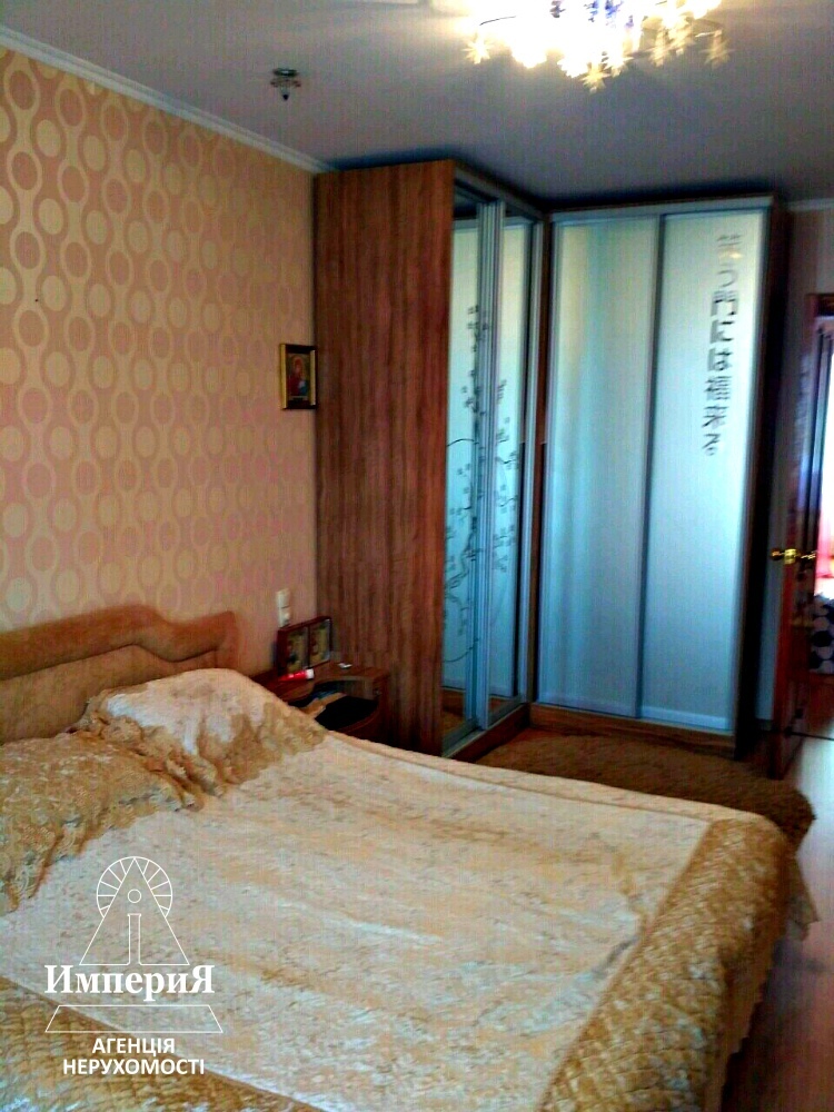 Продаж 3-кімнатної квартири 70 м², Курсова вул., 33