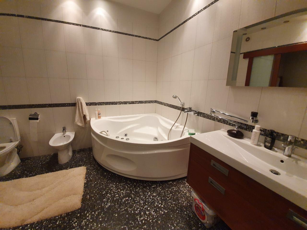 Продажа 4-комнатной квартиры 130 м², Крутогорный спуск, 33