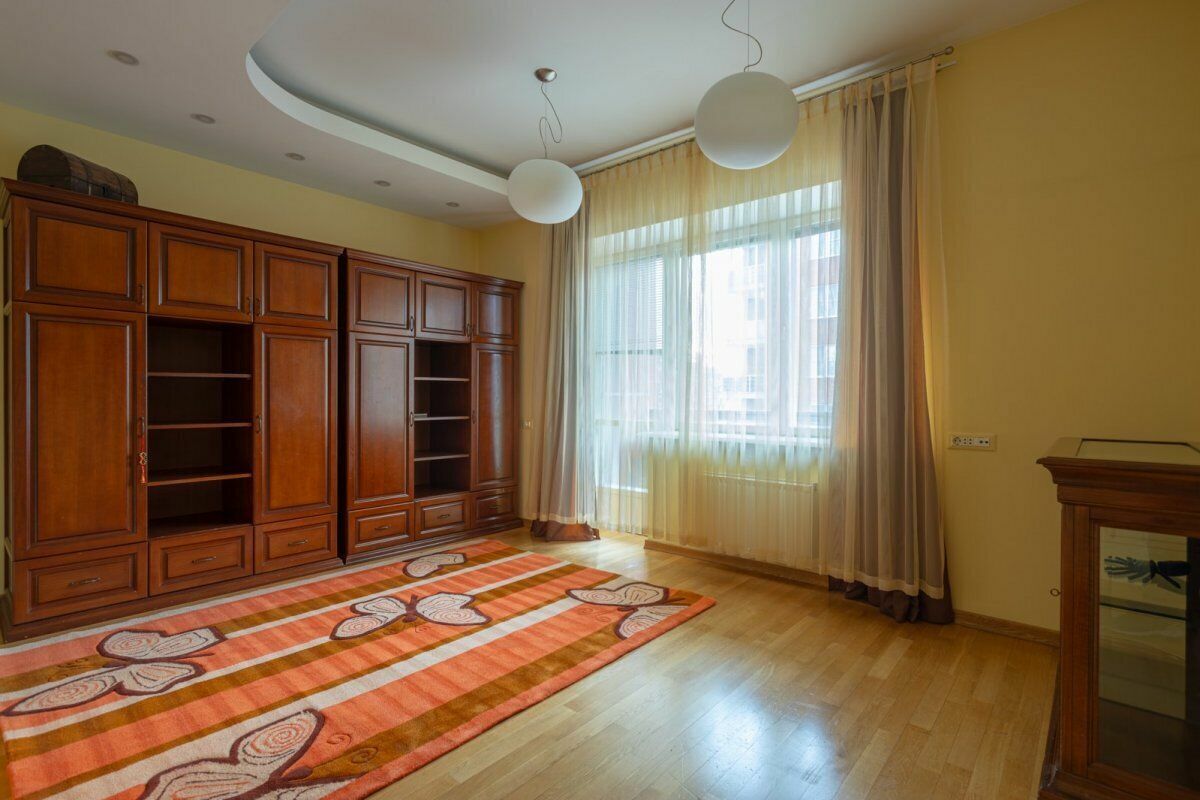 Аренда 4-комнатной квартиры 150 м², Тринклера ул., 9