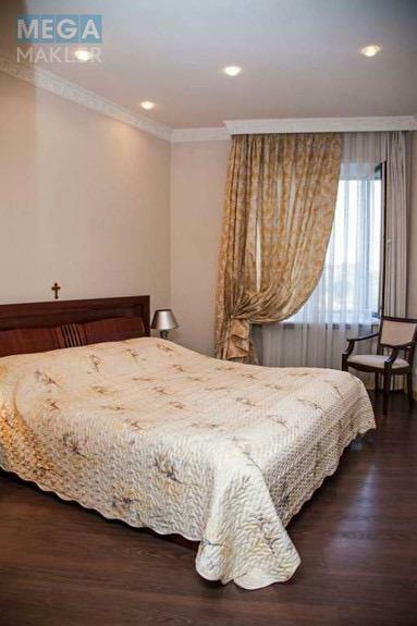 Продаж 3-кімнатної квартири 150 м², Херсонська вул., 001