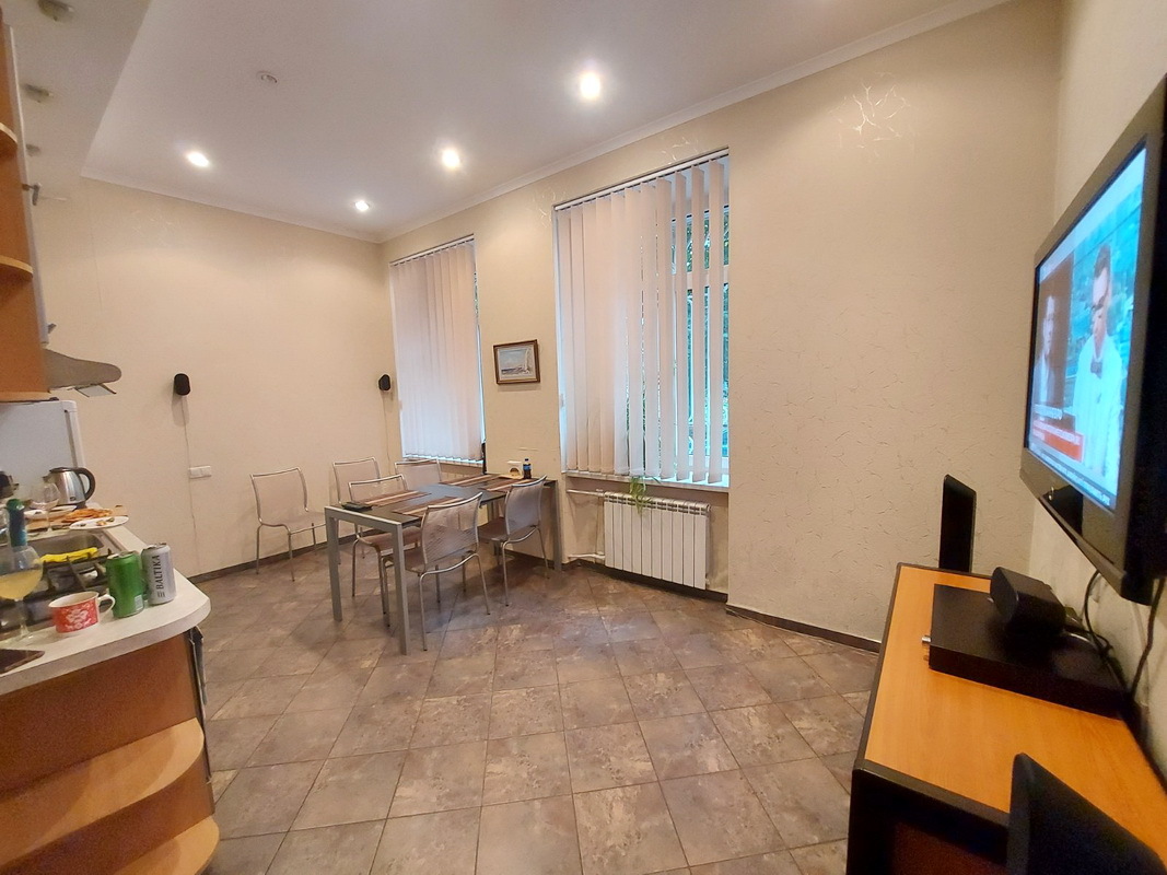 Продаж 2-кімнатної квартири 75 м², Академіка Богомольця вул.