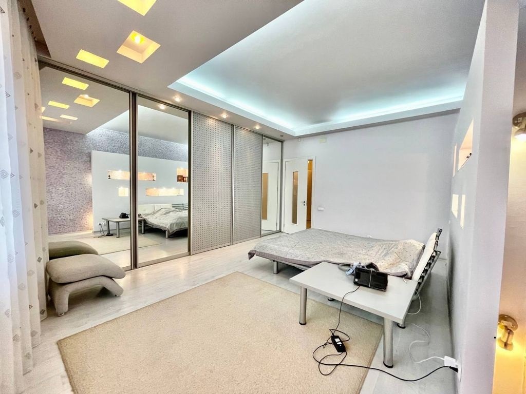 Продажа 3-комнатной квартиры 130 м², Академика Чекмарева ул.