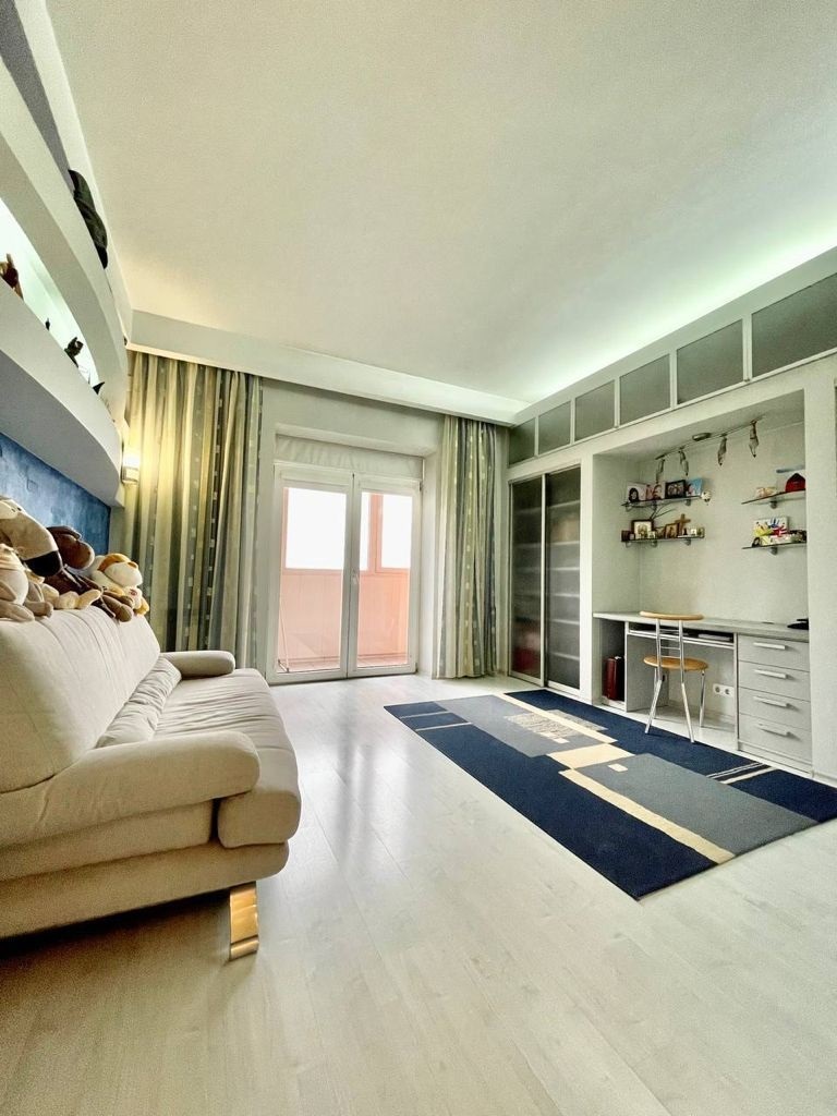 Продажа 3-комнатной квартиры 130 м², Академика Чекмарева ул.