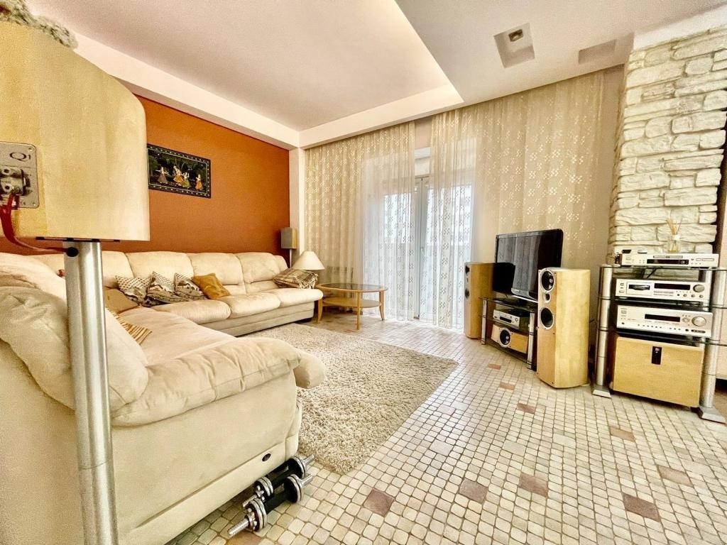 Продажа 3-комнатной квартиры 130 м², Академика Чекмарева ул.