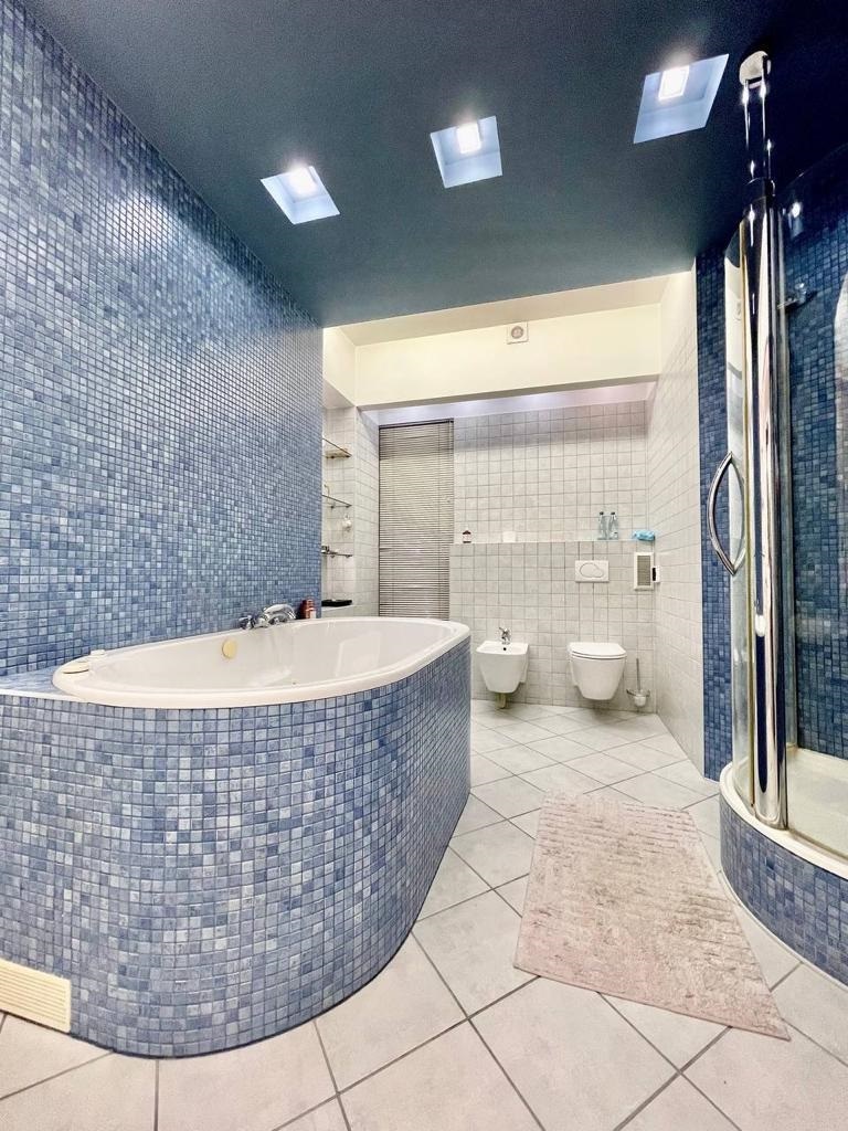 Продажа 3-комнатной квартиры 130 м², Академика Чекмарева ул.