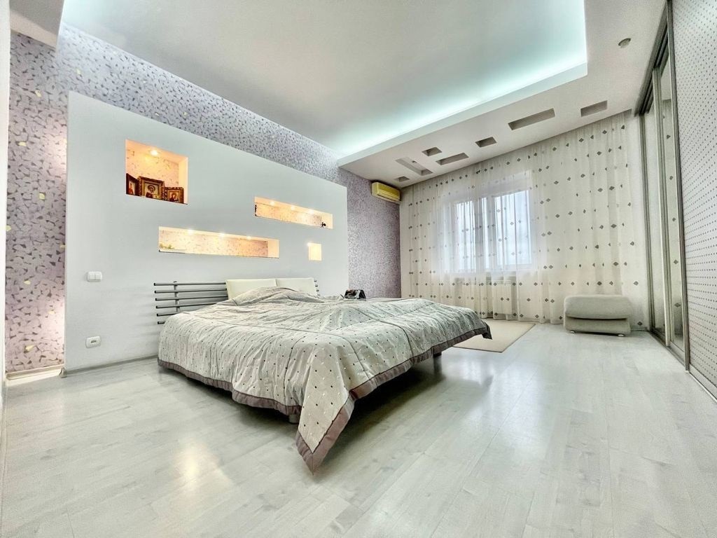 Продаж 3-кімнатної квартири 130 м², Академіка Чекмарьова вул.