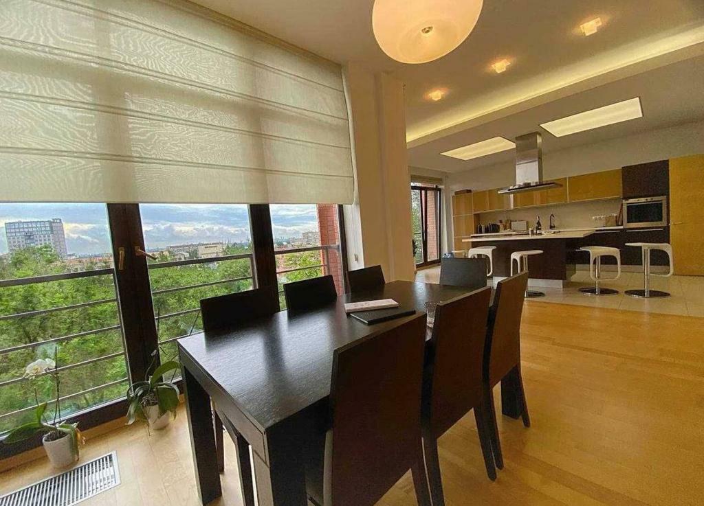 Продаж 4-кімнатної квартири 210 м², Центральна вул.