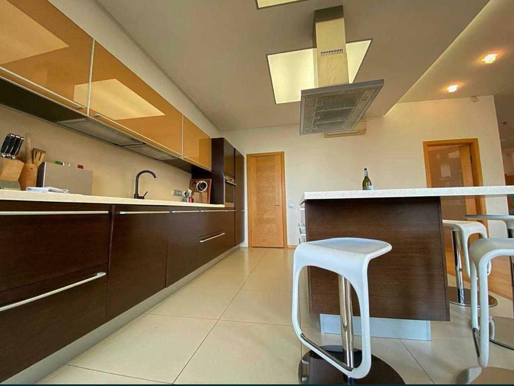 Продаж 4-кімнатної квартири 210 м², Центральна вул.