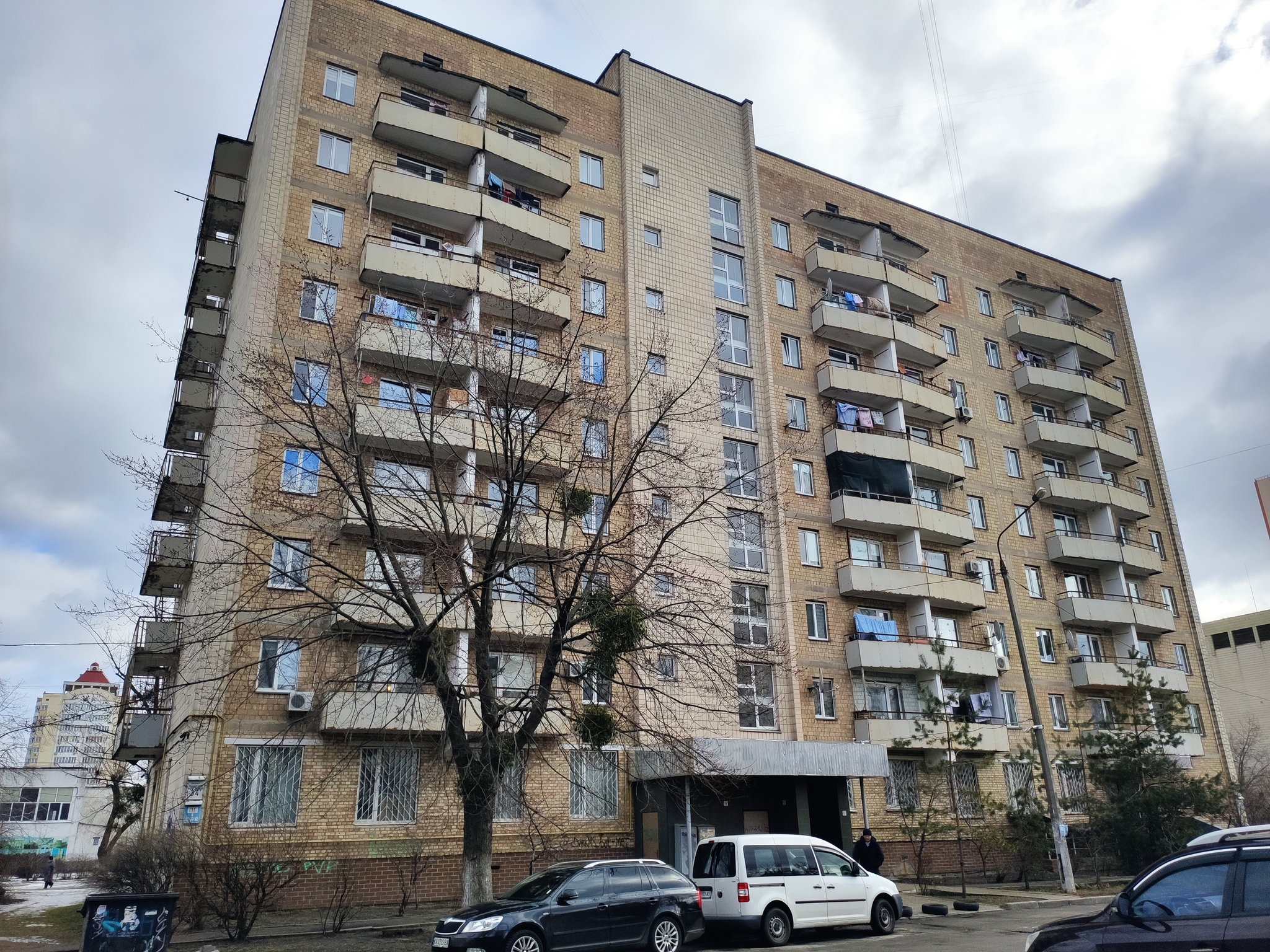 Як живеться у гуртожитку на Оболонському проспекті, 34в, що банк вирішив продати разом із людьми