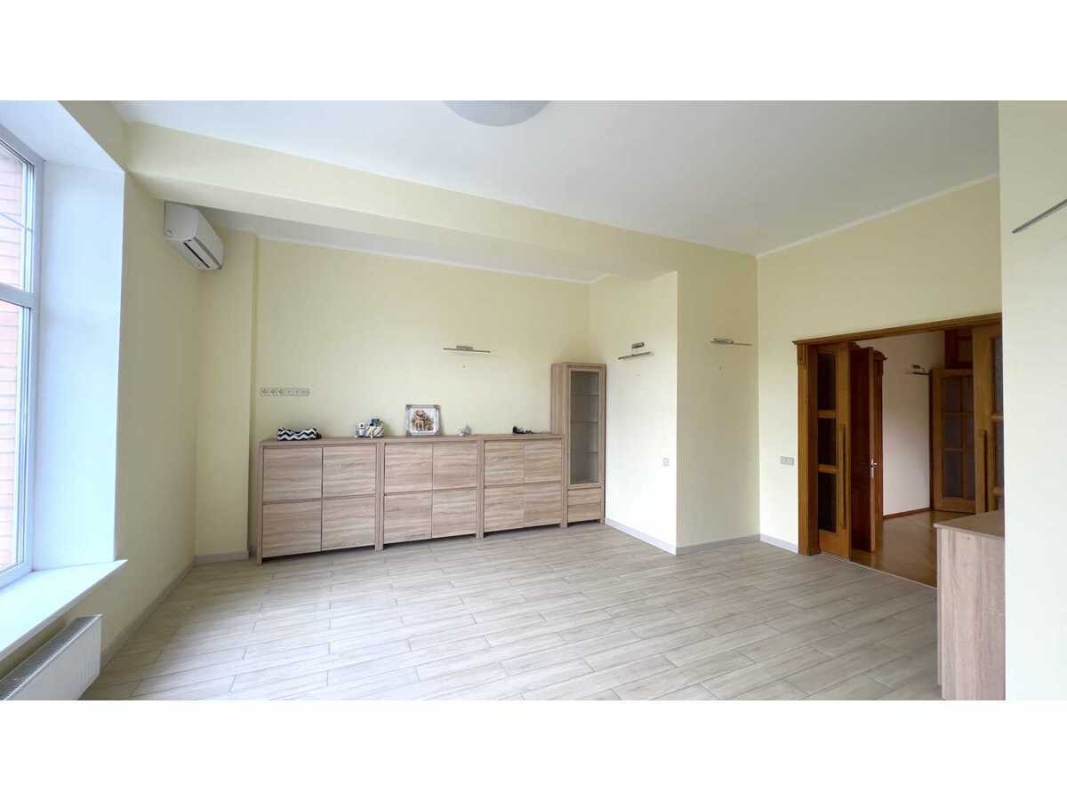 Оренда будинку 600 м², Снайперська вул.