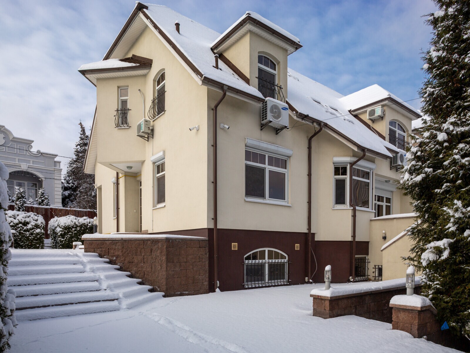 Оренда будинку 440 м², Крутогірна вул.