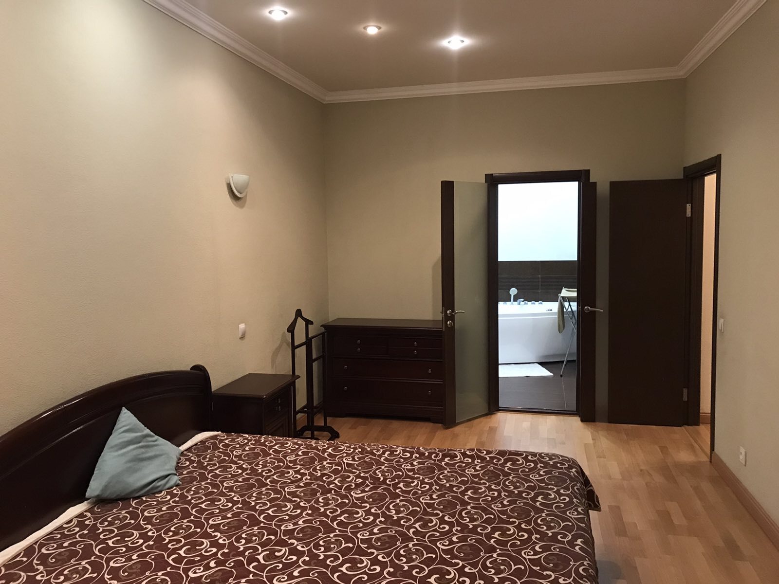 Оренда 1-кімнатної квартири 92 м², Срібнокільська вул., 3В