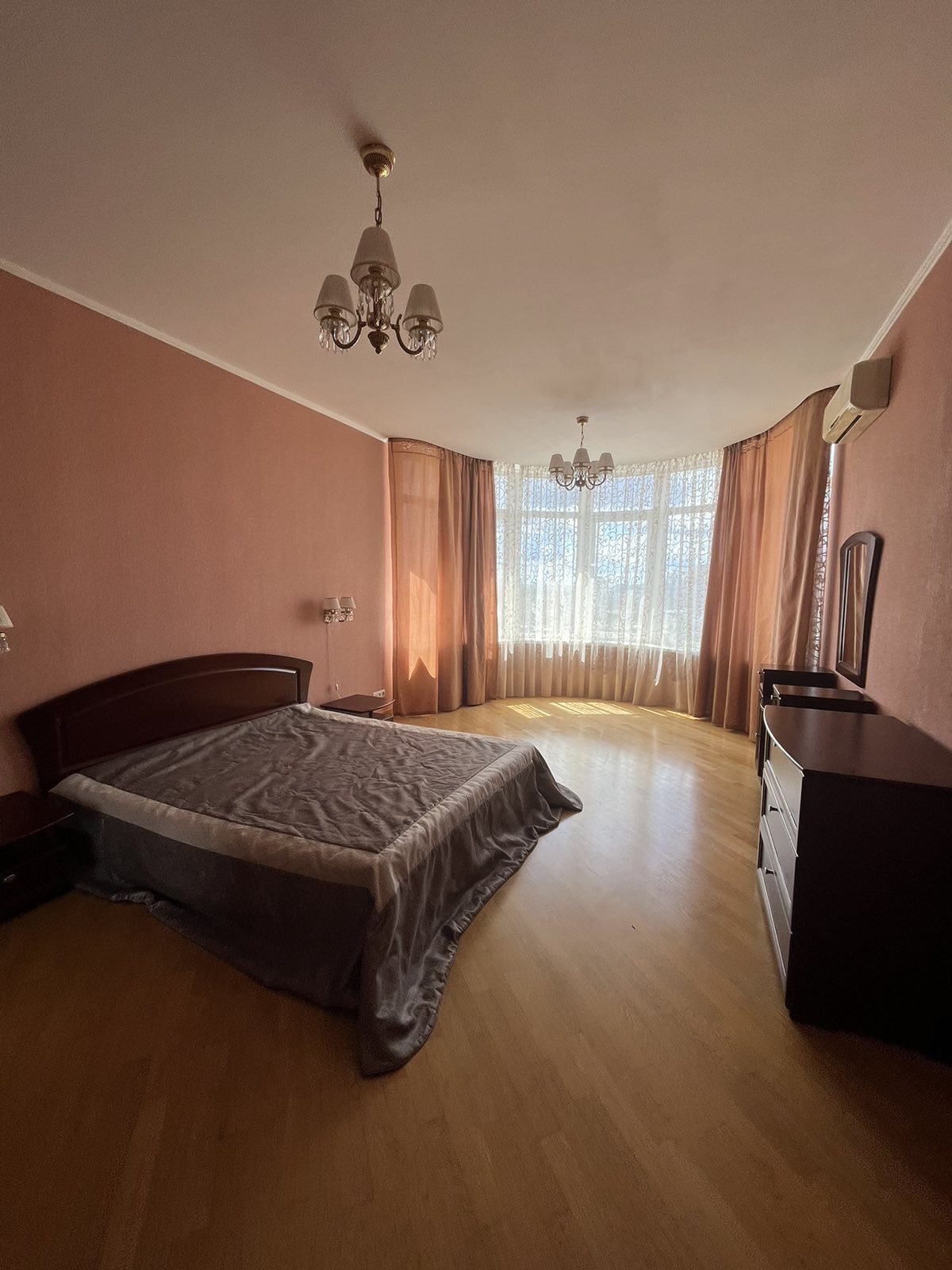 Оренда 3-кімнатної квартири 127 м², Дмитрівська вул., 69
