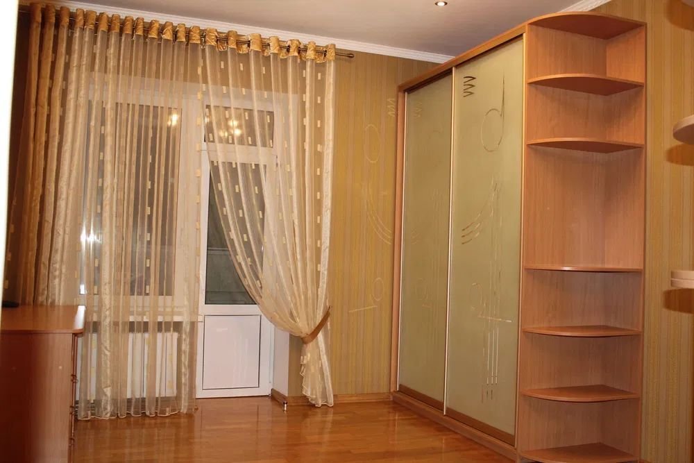 Оренда 3-кімнатної квартири 105 м², Дмитрівська вул., 69