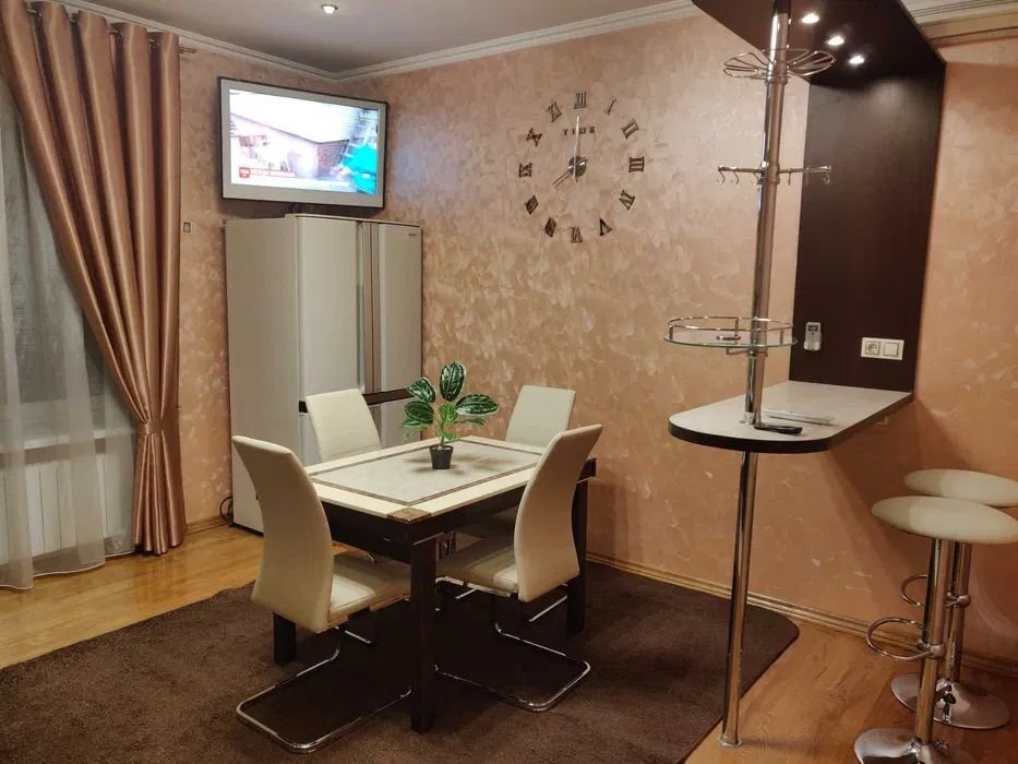 Оренда 3-кімнатної квартири 105 м², Дмитрівська вул., 69