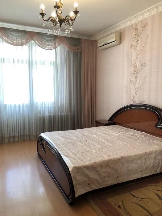 Аренда 3-комнатной квартиры 100 м², Владимира Антоновича ул., 140