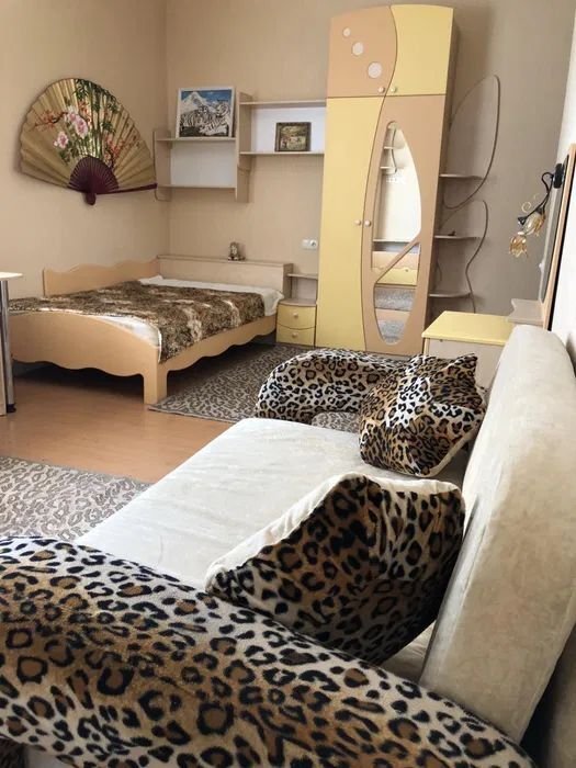 Аренда 3-комнатной квартиры 100 м², Владимира Антоновича ул., 140