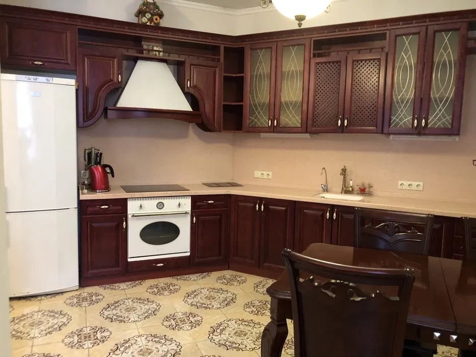 Аренда 3-комнатной квартиры 100 м², Владимира Антоновича ул., 140