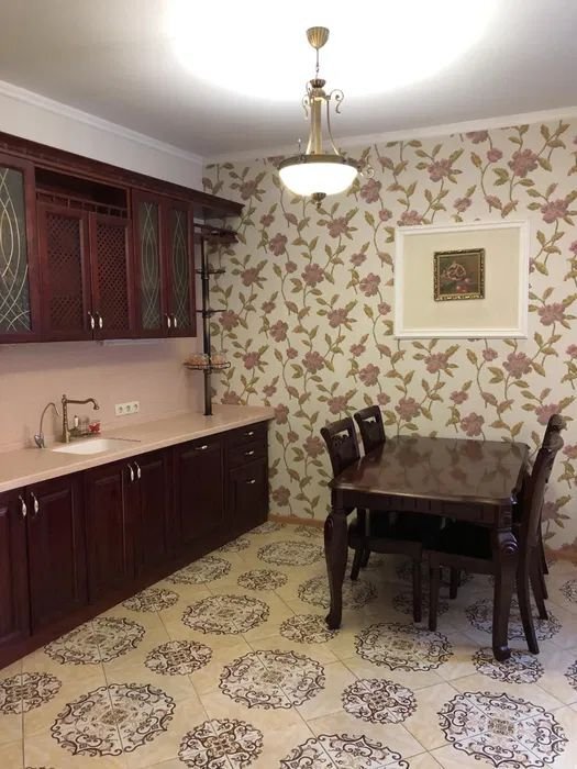 Аренда 3-комнатной квартиры 100 м², Владимира Антоновича ул., 140