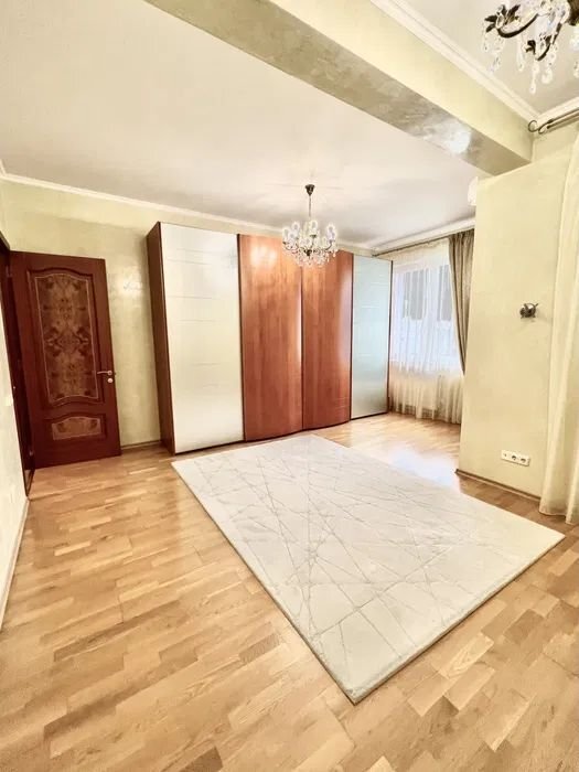 Оренда 4-кімнатної квартири 190 м², Єжи Гедройця вул., Ґедройця 2