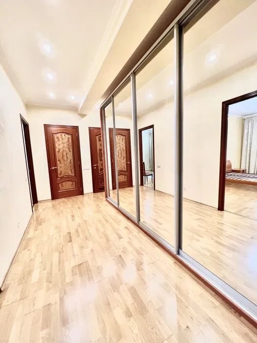 Оренда 4-кімнатної квартири 190 м², Єжи Гедройця вул., Ґедройця 2