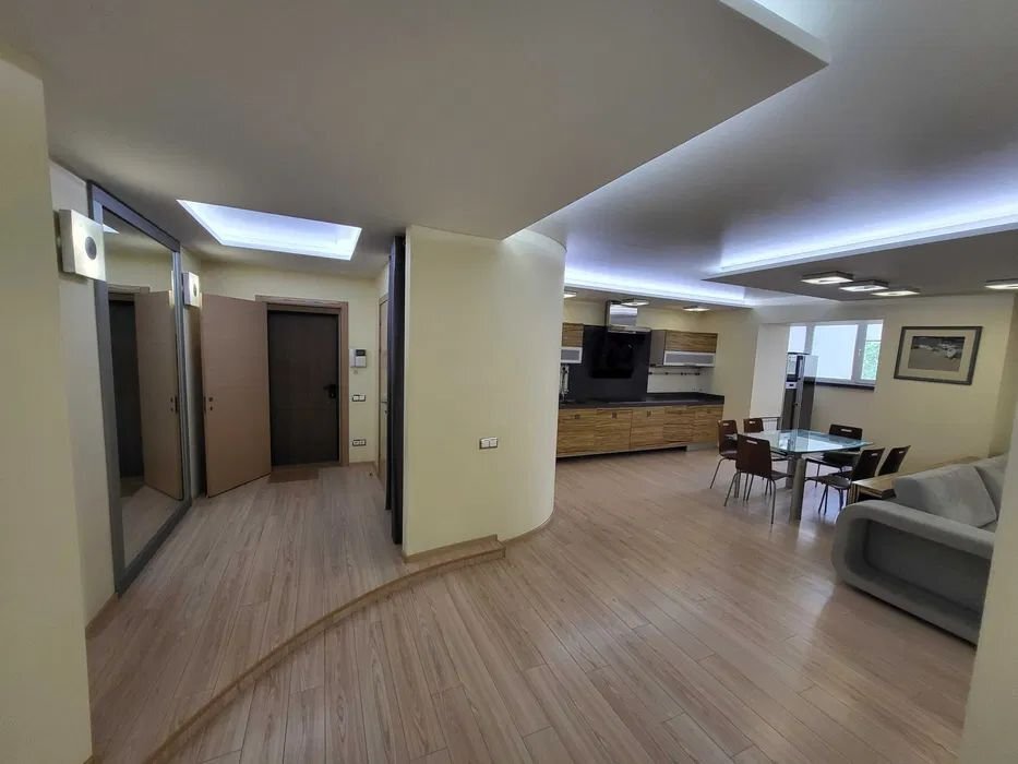 Оренда 3-кімнатної квартири 170 м², Вузівська вул., 5