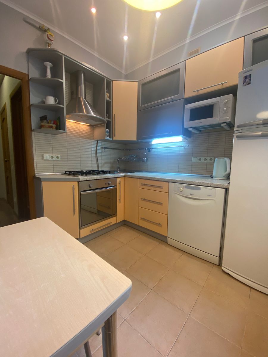 Оренда 3-кімнатної квартири 95 м², Інститутська вул., 18