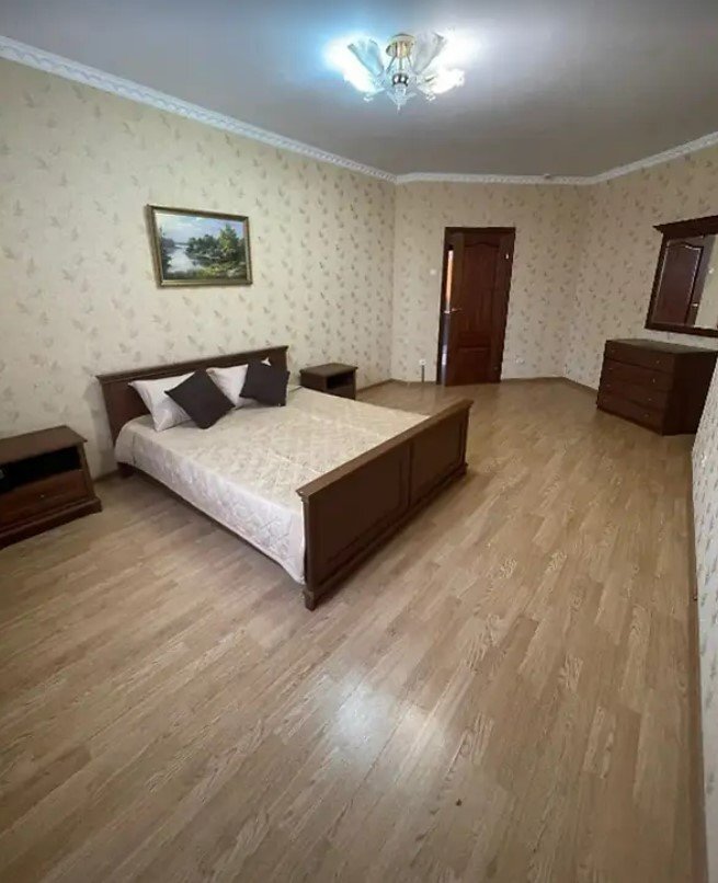 Оренда 4-кімнатної квартири 138 м², Срібнокільська вул., 1
