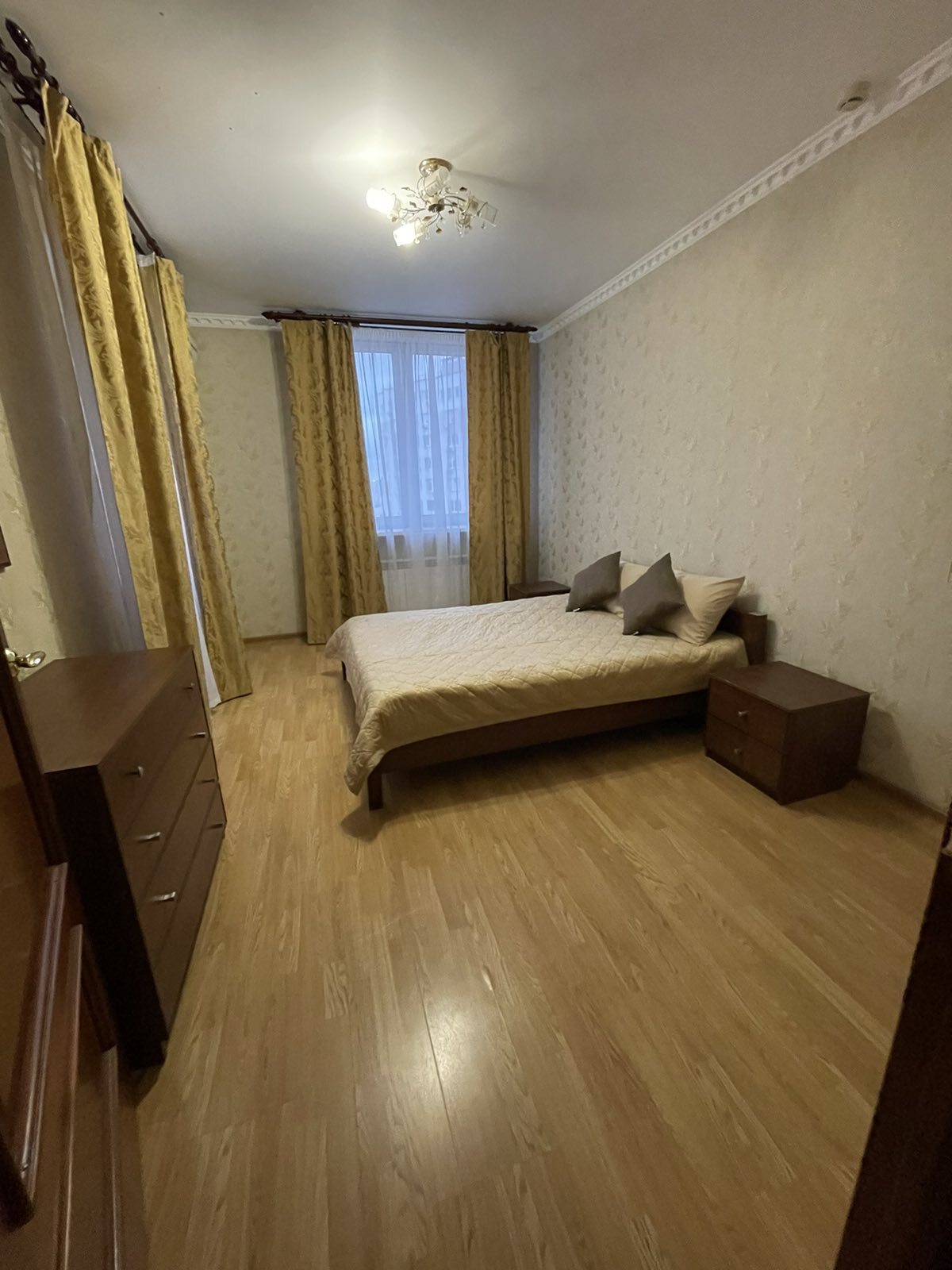 Оренда 4-кімнатної квартири 138 м², Срібнокільська вул., 1