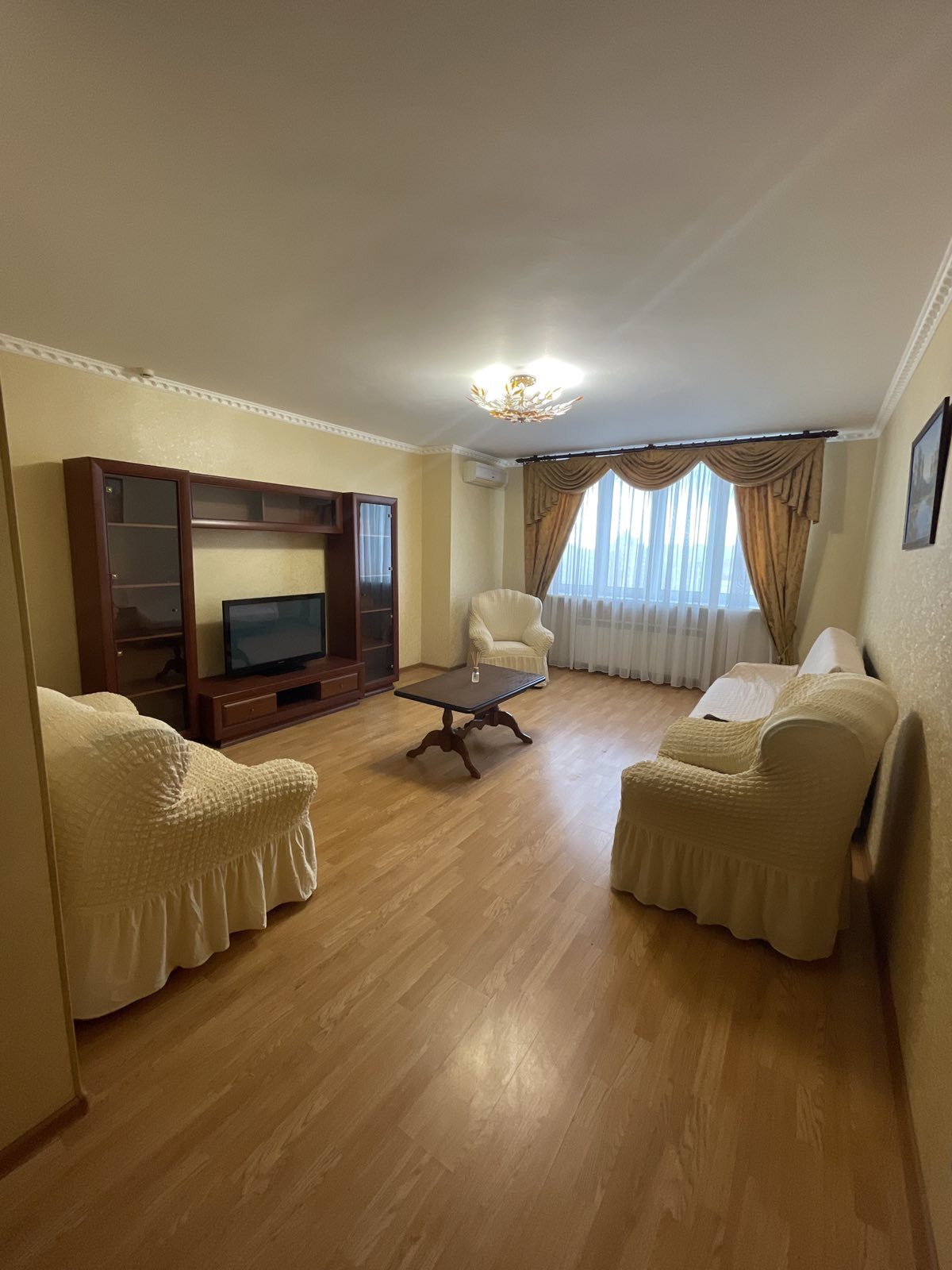 Оренда 4-кімнатної квартири 138 м², Срібнокільська вул., 1