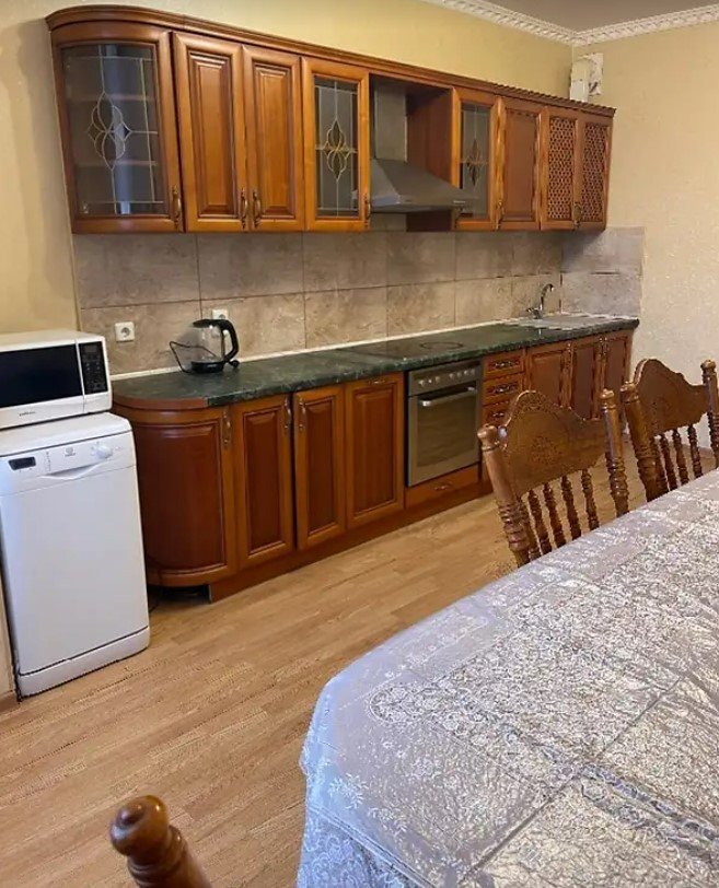 Оренда 4-кімнатної квартири 138 м², Срібнокільська вул., 1