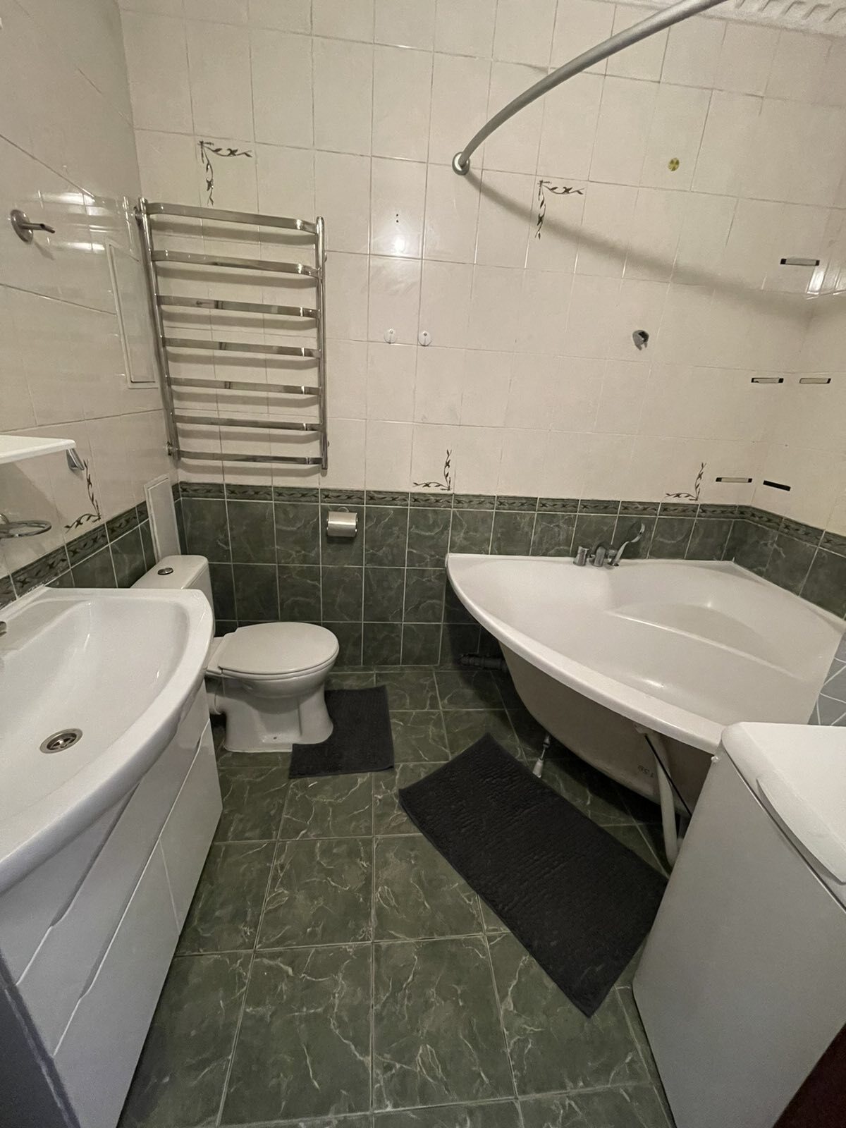 Оренда 4-кімнатної квартири 138 м², Срібнокільська вул., 1