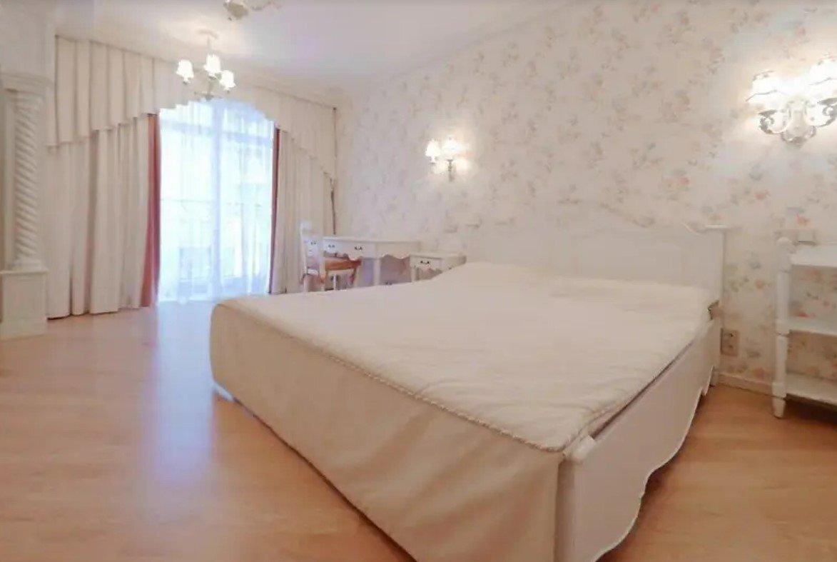 Оренда 3-кімнатної квартири 145 м², Інститутська вул., 18