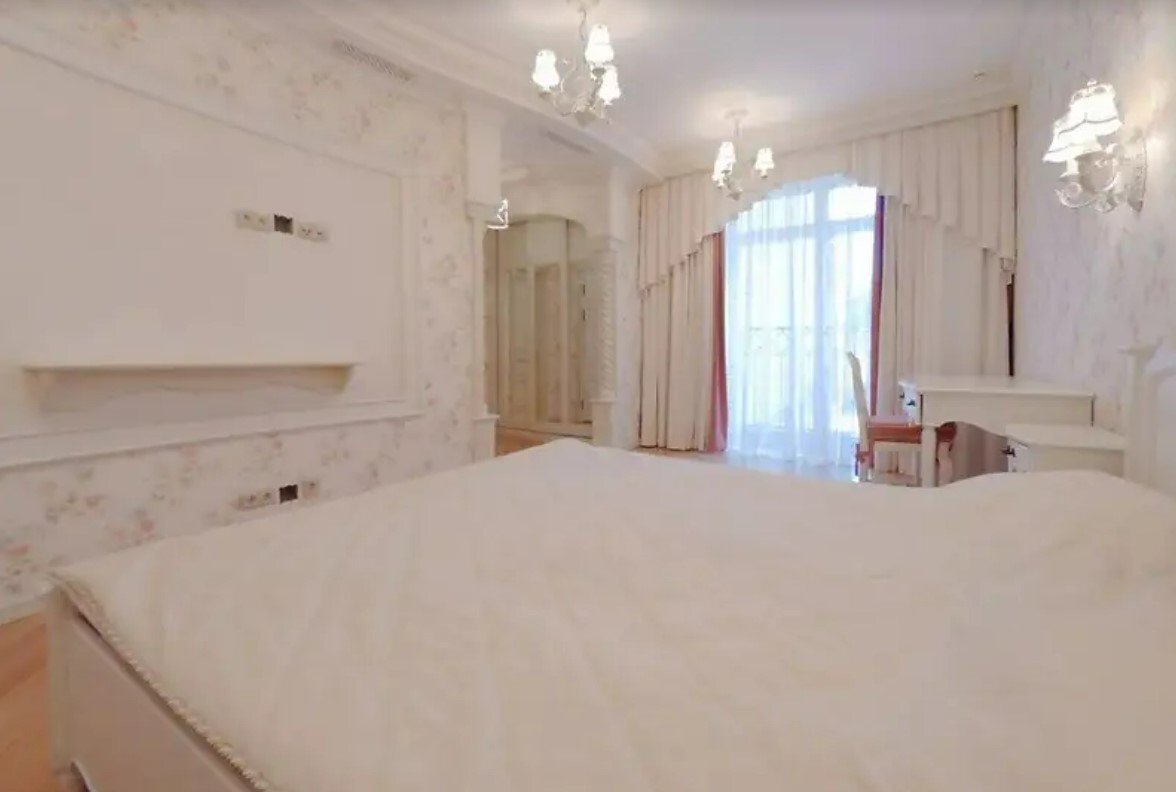 Оренда 3-кімнатної квартири 145 м², Інститутська вул., 18