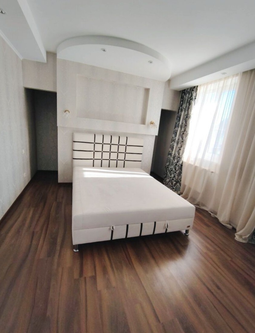 Оренда котеджу 200 м², Орхідейна вул.