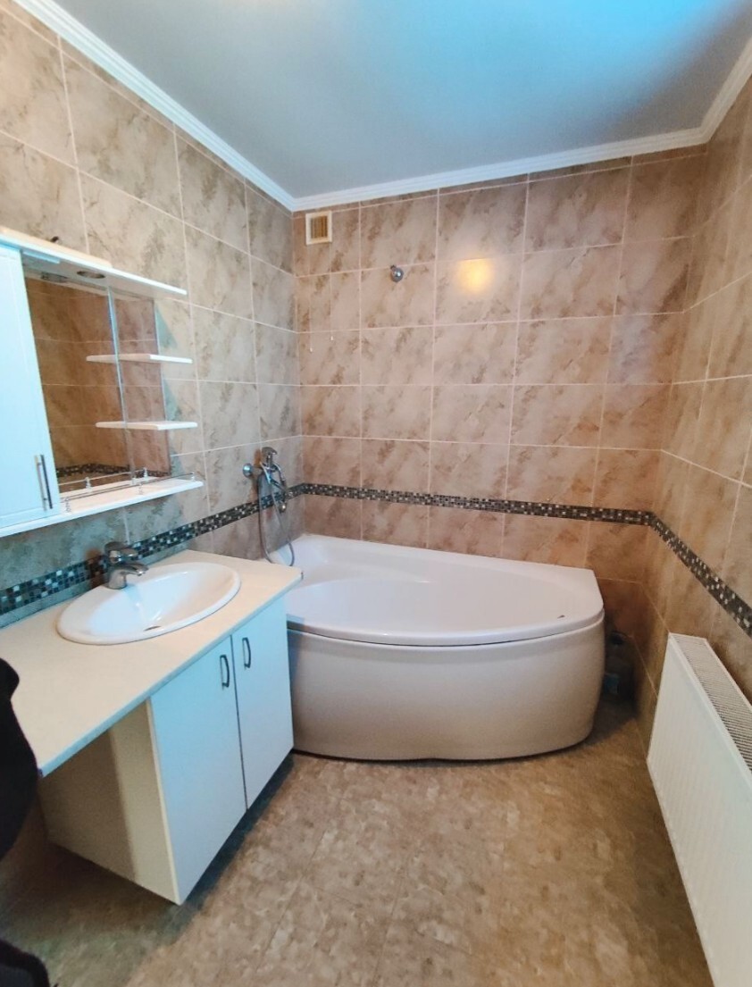 Оренда котеджу 200 м², Орхідейна вул.