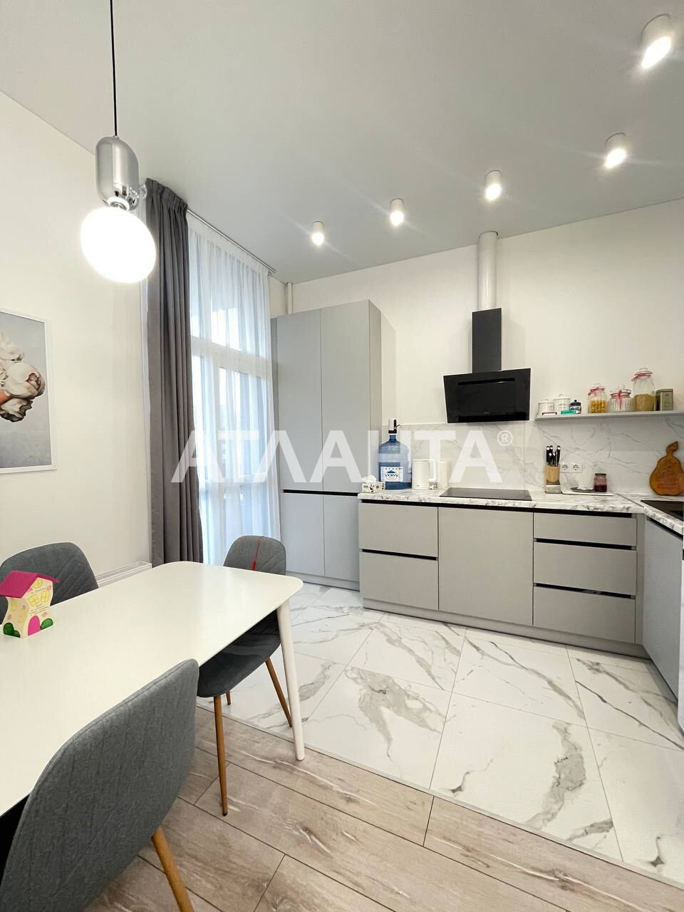 Продажа 1-комнатной квартиры 40 м², Новаторов ул.