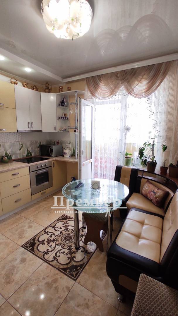 Продаж 2-кімнатної квартири 55 м², Массив Радужный вул.