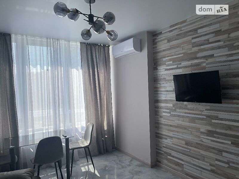Оренда 1-кімнатної квартири 34 м², Салютна вул.