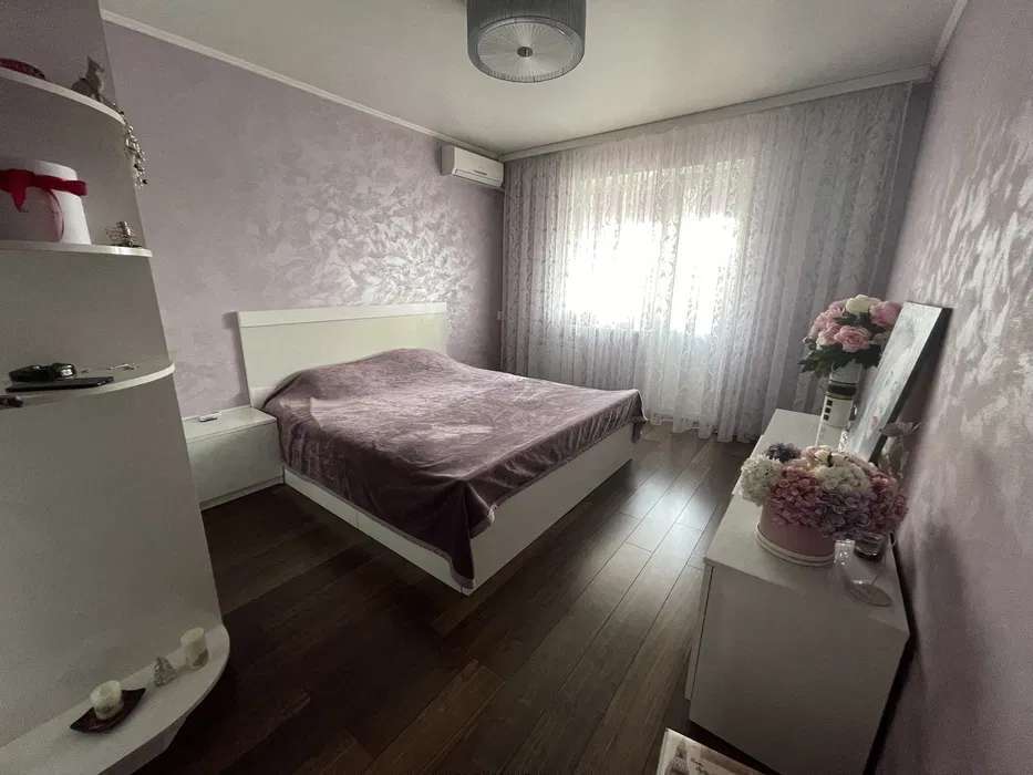 Продаж 3-кімнатної квартири 69 м², Сержа Лифаря вул.