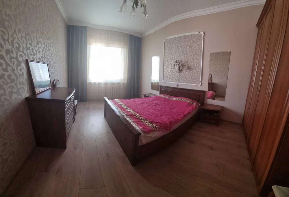 Оренда 3-кімнатної квартири 92 м², Анни Ахматової вул.