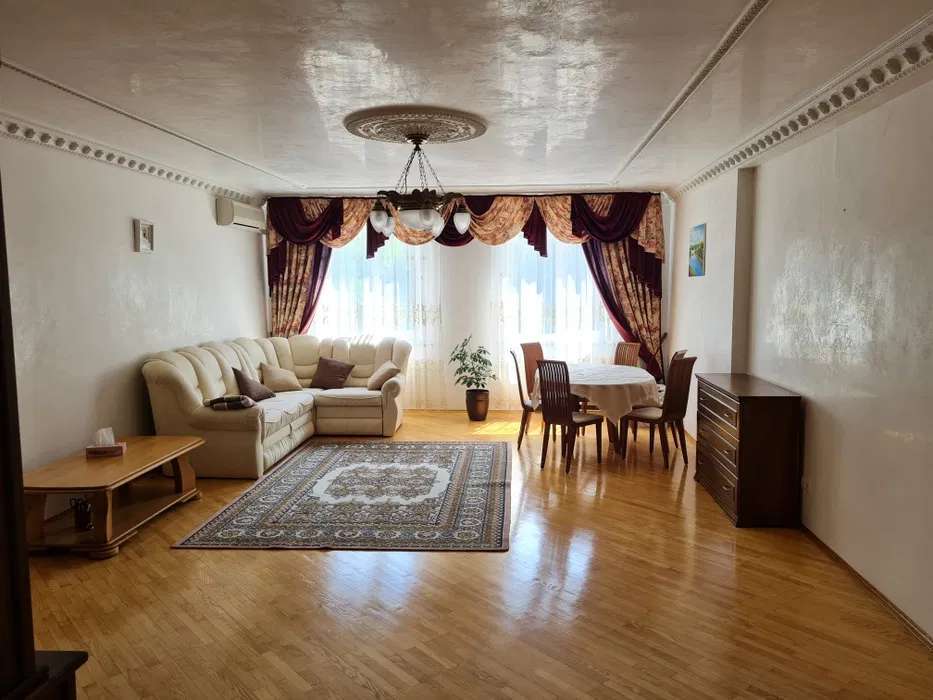 Оренда 3-кімнатної квартири 140 м², Саперно-Слобідська вул.