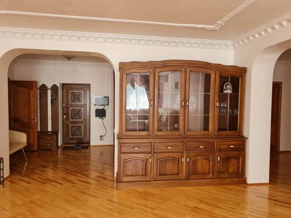 Оренда 3-кімнатної квартири 140 м², Саперно-Слобідська вул.