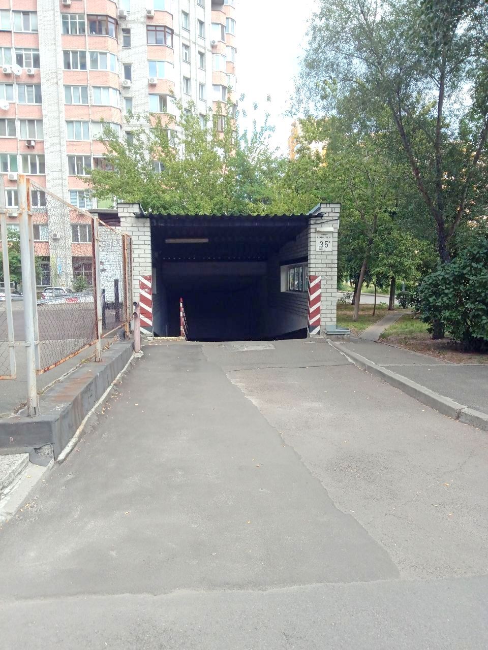 Продаж машиномісця 16.5 м², Анни Ахматової вул., 35