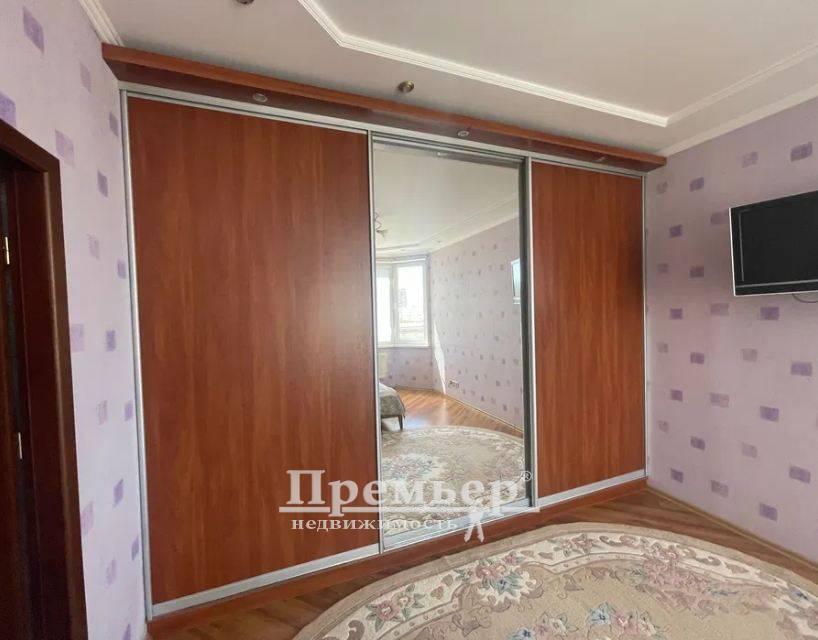 Продаж 2-кімнатної квартири 76 м², Середньофонтанська вул.