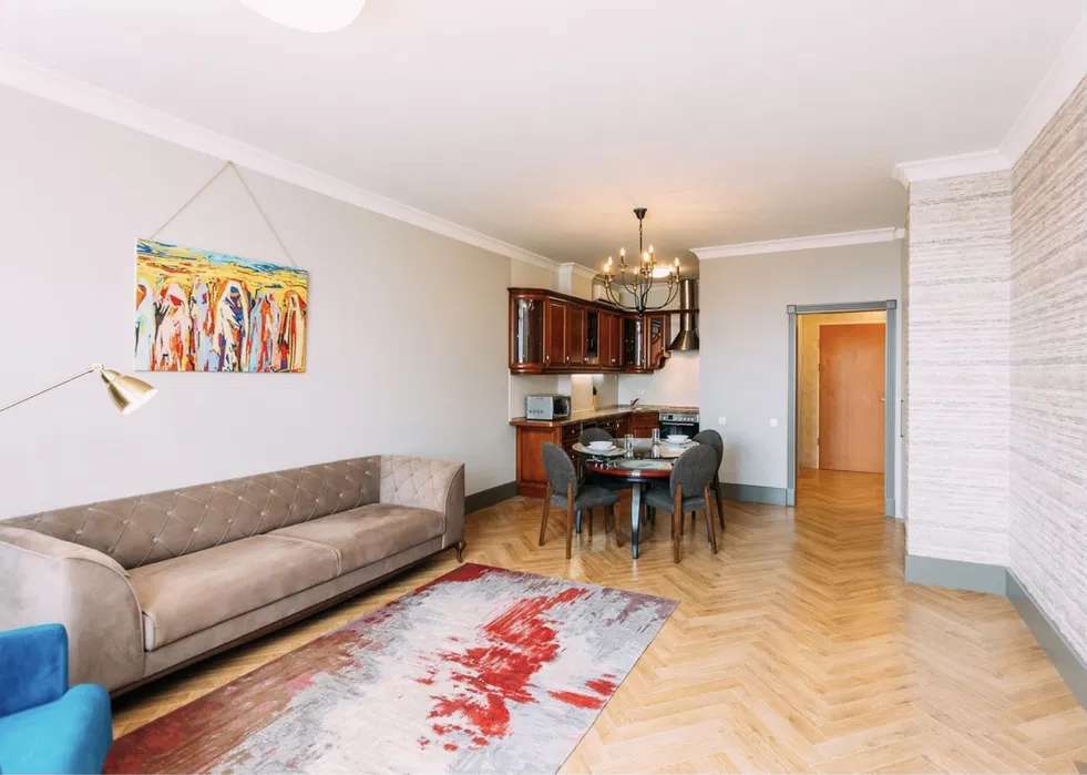 Продажа 2-комнатной квартиры 67 м², Жилянская ул.