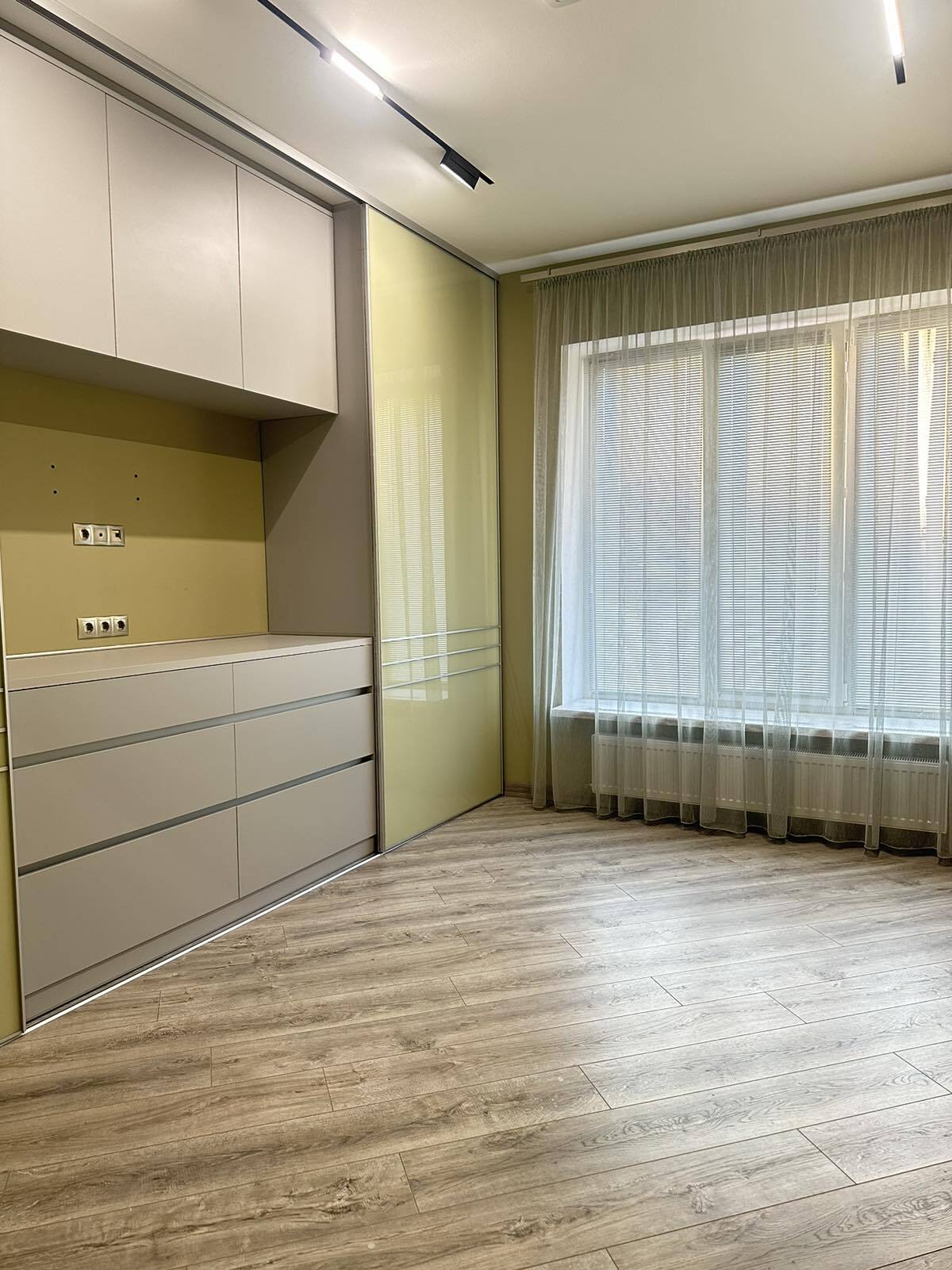 Продаж 3-кімнатної квартири 122 м², Клементова Дача вул.